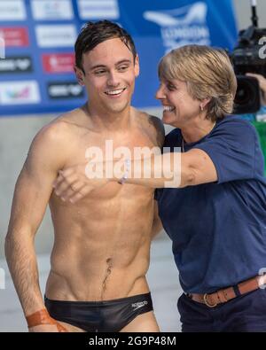 Il sommozzatore britannico Tom Daley (Thomas Daley) sorride, celebra l'oro vincente con l'allenatore Jane Figueiredo ai Campionati europei di immersione 2016, Londra, Regno Unito Foto Stock