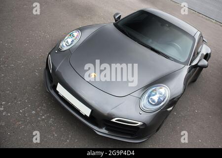 Kiev, Ucraina - 17 ottobre 2016: Porsche 911 Turbo S. Gray auto sportiva primo piano Foto Stock