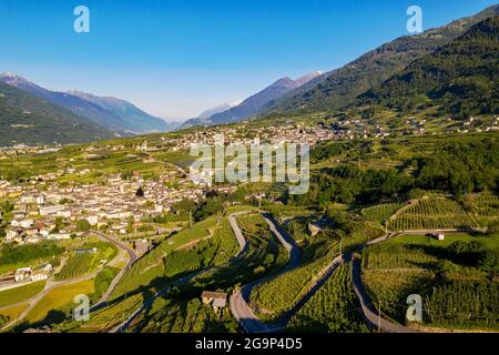 Valtellina (IT), veduta aerea della valle dal territorio di Chiuro ad ovest Foto Stock
