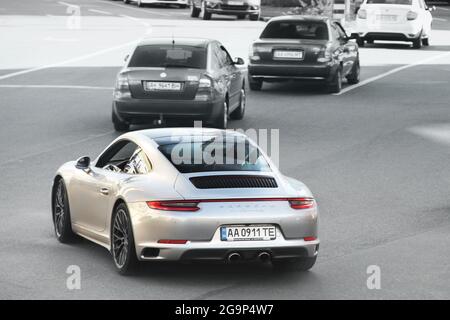 Kiev, Ucraina - 14 ottobre 2019: Foto astratta. Porsche 911 Carrera 4S in moto Foto Stock
