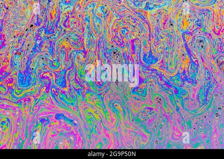 Bolla di sapone fluido psichedelico colorato astratto art. Surreale modelli con arcobaleni e onde di colore in movimento. Foto Stock