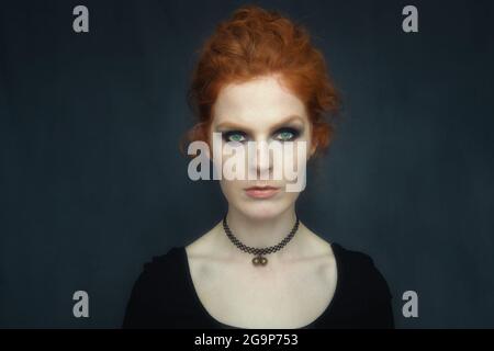 Ragazza dai capelli rossi in studio di ritratto Foto Stock