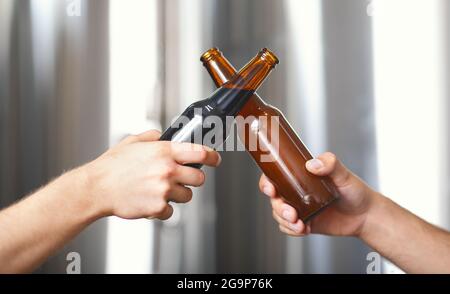 Business di successo per la famiglia, vincendo e degustando bevande artigianali fresche in fabbrica Foto Stock