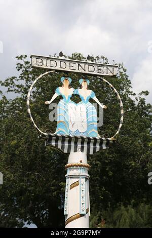 Biddenden Maids Village Sign, High Street, Biddenden, Kent, Inghilterra, Gran Bretagna, Regno Unito, Europa Foto Stock