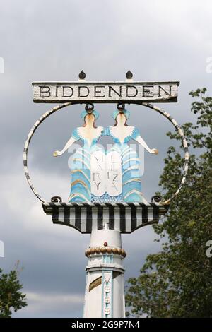 Biddenden Maids Village Sign, High Street, Biddenden, Kent, Inghilterra, Gran Bretagna, Regno Unito, Europa Foto Stock