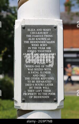 Biddenden Maids Village Sign, High Street, Biddenden, Kent, Inghilterra, Gran Bretagna, Regno Unito, Europa Foto Stock