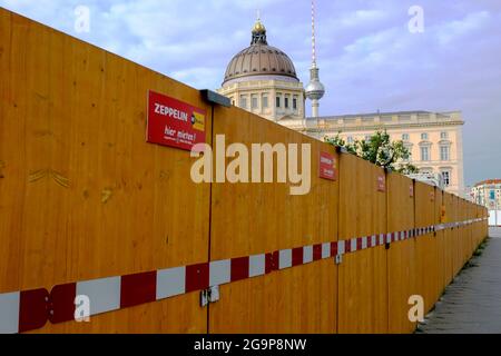 DEU, Deutschland, Berlin, 20.07.2021: Bauzaun vor der Westseite des Humboldt Forums im wideraufgebauten Berliner Schloss am fruehen Abend des Eroeffn Foto Stock