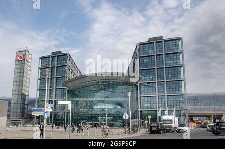Berlino: Der Hauptbahnhof ist der wichtigste Personenverkehrsbahnhof in Berlin und zugleich der größte Turmbahnhof Europas. Foto Stock