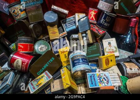 Raccolta di scatole inglesi della seconda guerra mondiale e lattine con sigarette, tabacco e partite distribuite ai soldati alleati durante la seconda guerra mondiale Foto Stock