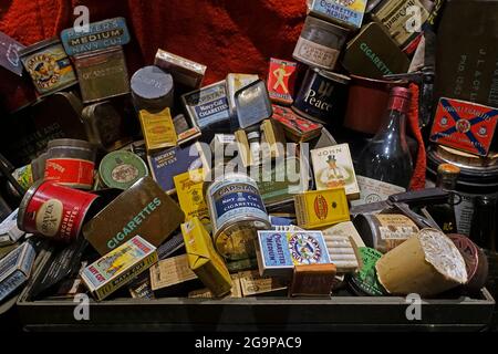 Raccolta di scatole inglesi della seconda guerra mondiale e lattine con sigarette, tabacco e partite distribuite ai soldati alleati durante la seconda guerra mondiale Foto Stock