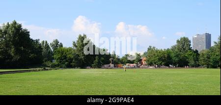 Berlino, Germania, 15 luglio 2021, vista estiva sul parco a Gleisdreieck verso Excelsiorhaus, che si può vedere sullo sfondo Foto Stock