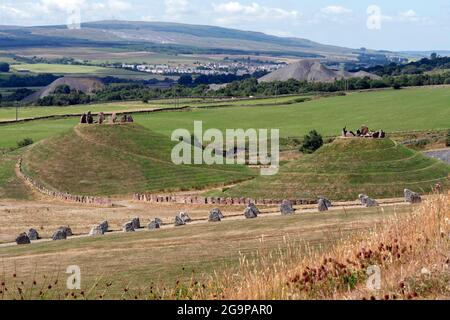 Andromeda e le forme di terra della Via Lattea si innalzano oltre le pietre in piedi a Crawwick Multiverse, B740, Sanquar, Dumfries e Galloway, Scozia, Regno Unito Foto Stock