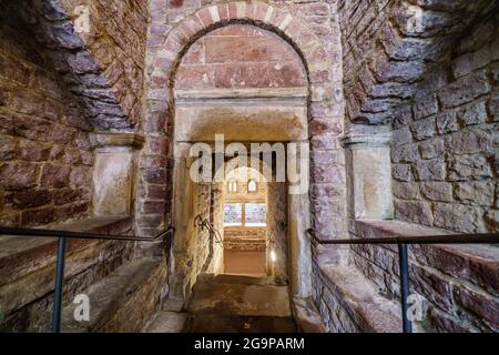 Speyer, Germania. 27 luglio 2021. Vista sull'edificio della mikvah, costruito nel 1120 in stile architettonico romanico. Il bagno rituale ebraico con una piscina a tuffo a circa dieci metri sotto il livello della strada di oggi nel suo stile architettonico monumentale è considerato il più antico mikvah conosciuto di questo tipo. Per la prima volta, l'UNESCO ha designato i beni culturali ebraici in Germania come siti Patrimonio dell'Umanità, con l'ambito premio destinato ai cosiddetti siti Shum di Magonza, Worms e Speyer come culla dell'ebraismo europeo. Credit: Frank Rumpenhorst/dpa/Alamy Live News Foto Stock