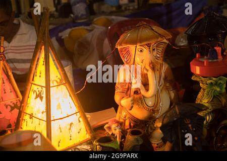 KOLKATA, BENGALA OCCIDENTALE , INDIA - 23 NOVEMBRE 2014 : miniatura di Lord Ganesha, artigianato in mostra durante la Fiera dell'Artigianato a Kolkata - il bigg Foto Stock