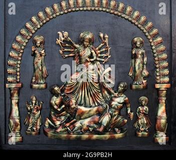 KOLKATA, BENGALA OCCIDENTALE , INDIA - 23 NOVEMBRE 2014 : miniatura della Dea Durga, artigianato in mostra durante la Fiera dell'Artigianato a Kolkata - il grande Foto Stock