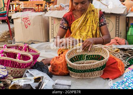 KOLKATA, BENGALA OCCIDENTALE , INDIA - 23 NOVEMBRE 2014 : Unidentified Indian woman making handmade jute bags, Artigianato on durante la Fiera dell'Artigianato a Kolk Foto Stock