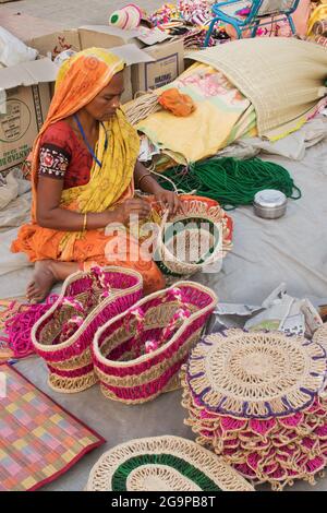 KOLKATA, BENGALA OCCIDENTALE , INDIA - 23 NOVEMBRE 2014 : Unidentified Indian woman making handmade jute bags, Artigianato on durante la Fiera dell'Artigianato a Kolk Foto Stock