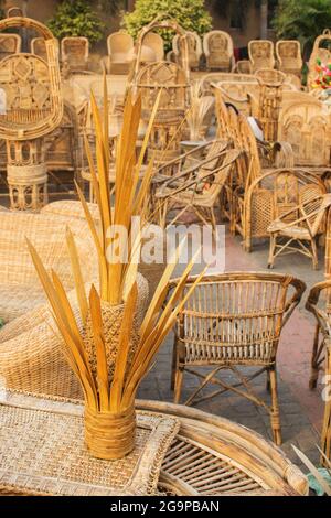 KOLKATA, BENGALA OCCIDENTALE , INDIA - NOVEMBRE 23rd 2014 : Cane Furnitures , artigianato in mostra durante la Fiera dell'Artigianato di Kolkata. Foto Stock