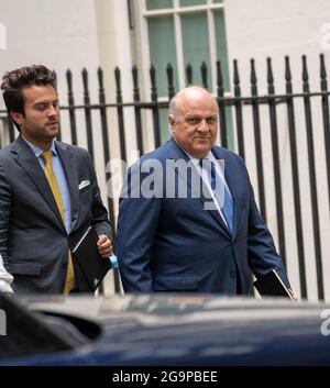 Londra, Regno Unito. 27 luglio 2021 una delegazione colombiana visita 10 Downing Street guidata DA Antonio José Ardilla Ambasciatore colombiano nel Regno Unito Credit: Ian Davidson/Alamy Live News Foto Stock