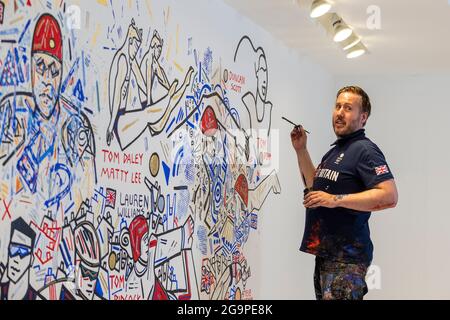 Londra, Regno Unito. 27 luglio 2021. Ben Mosley, pittore espressionista e d'azione, crea un murale da parete incentrato sul successo degli atleti del Team Gran Bretagna (GB) alle Olimpiadi di Tokyo 2020. Attualmente lavora dal pop-up Team GB Studio di Carnaby Street fino all'8 agosto, e il lavoro viene aggiornato quotidianamente con i successi degli atleti. Team GB è diventato il primo ad adottare gettoni non fungibili (NFT) con i risultati precedenti degli atleti, che possono essere acquistati attraverso un negozio dedicato. Credit: Stephen Chung / Alamy Live News Foto Stock