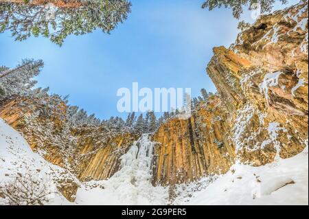 cascate di palisade ghiacciate che si propagano su scogliere di basalto nel bacino di hyalite creek vicino a bozeman, montana Foto Stock