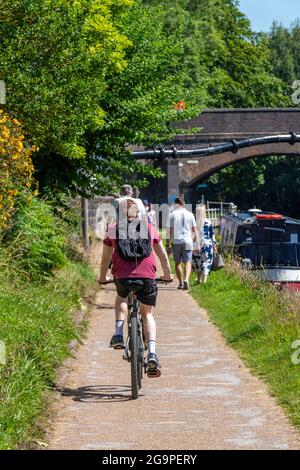 uomo in bicicletta lungo il alzaia del canale bridgewater in vendita greater manchester uk Foto Stock