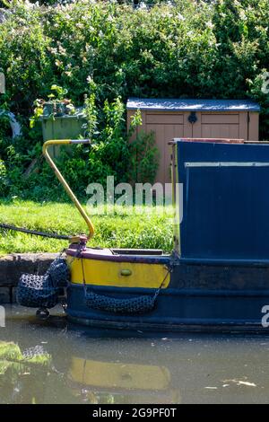 poppa tradizionale di narrowboat sul canale bridgewater in vendita vicino manchester uk. vecchio vintage narrowboat o canal barge timone su arrugginita vecchia barca. Foto Stock