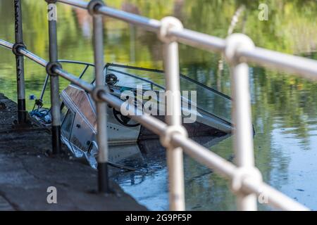 una barca sommersa o naufragata sul canale bridgewater in vendita, greater manchester, regno unito Foto Stock