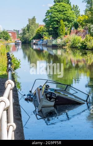 una barca sommersa o naufragata sul canale bridgewater in vendita, greater manchester, regno unito Foto Stock