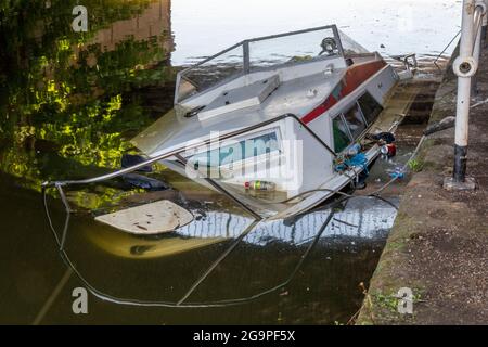 una barca sommersa o naufragata sul canale bridgewater in vendita, greater manchester, regno unito Foto Stock