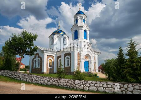 Antica Chiesa ortodossa dell'intercessione del Santissimo Teotokos nel villaggio di Krasnoe, distretto di Molodechno, regione di Minsk, Bielorussia. Foto Stock