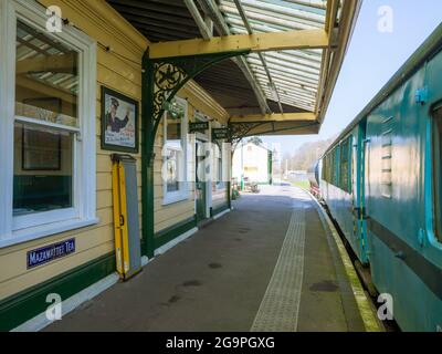 Un treno d'attesa sulla piattaforma della stazione di Eridge in East Sussex, Regno Unito, che è una delle stazioni della ferrovia Spa Valley Heritage. Foto Stock