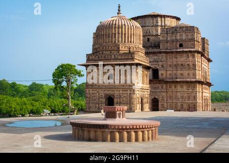 Vista dei cenotafs reali (Chhatris) di Orchha, Madhya Pradesh, India. Foto Stock