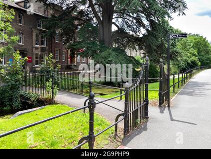 CAMBRIDGE ENGLAND UN PONTE E CANCELLO SUL TORRENTE LUNGO TRUMPINGTON STRADA PARTE DI HOBSON'S CONDUIT Foto Stock