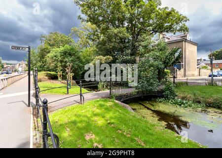 CAMBRIDGE ENGLAND UN PONTE SUL TORRENTE LUNGO LA STRADA TRUMPINGTON PARTE DEL CONDOTTO DI HOBSON Foto Stock