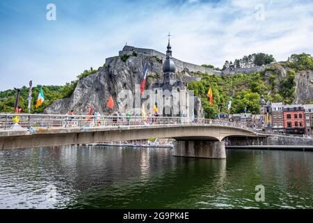 Dinant, Belgio - 19 luglio 2020: La città storica di Dinant con la bandiera belga e la cittadella sulla roccia e Collegiata di Notre-Dame A. Foto Stock