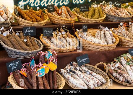 Dinant, Belgio - 19 luglio 2020: Salsiccia tradizionale fatta a mano sul mercato, Dinant, Belgio Foto Stock