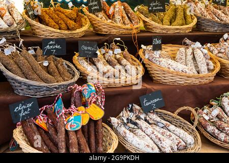 Dinant, Belgio - 19 luglio 2020: Salsiccia tradizionale fatta a mano sul mercato, Dinant, Belgio Foto Stock