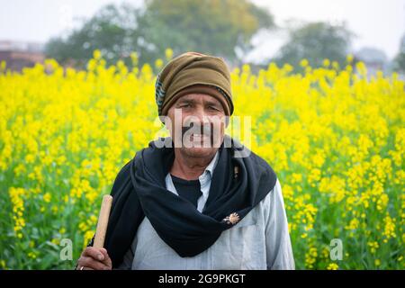 TIKAMGARH, MADHYA PRADESH, INDIA - 16 LUGLIO 2021: Coltivatore indiano in piedi in campo agricolo. Foto Stock