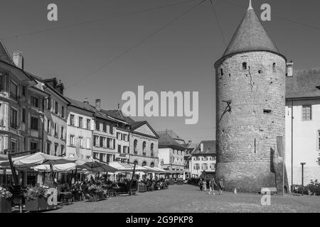 Yverdons-les-bains, Svizzera - 11 luglio 2021: Facciate storiche e torre Foto Stock
