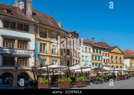Yverdon-les-bains, Svizzera - 11 luglio 2021: Facciate colorate e ristoranti nel vivace centro storico della città Foto Stock