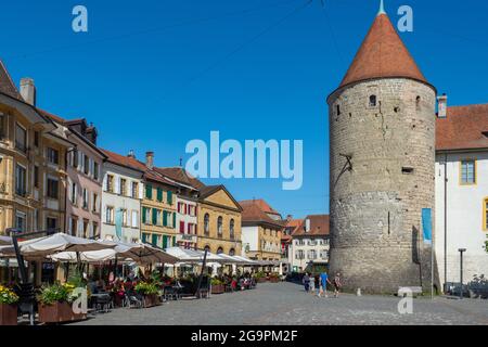 Yverdons-les-bains, Svizzera - 11 luglio 2021: Facciate storiche e torre Foto Stock