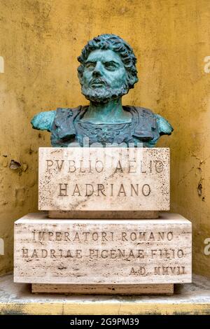 Busto dell'imperatore Adriano nella sua città natale di Atri, Italia Foto Stock