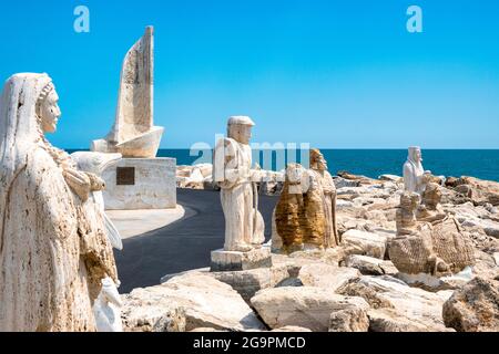 'Madonna on the Rocks' sul Molo Sud Promenade di San Benedetto del Tronto, Italia Foto Stock