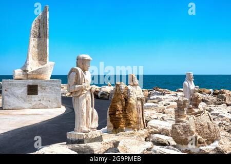 'Madonna on the Rocks' sul Molo Sud Promenade di San Benedetto del Tronto, Italia Foto Stock