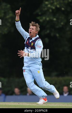 RADLETT, REGNO UNITO. 27 LUGLIO Scott Borthwick of Durham reagisce durante la partita della Royal London One Day Cup tra il Middlesex County Cricket Club e il Durham County Cricket Club a Cobden Hill, Radlett martedì 27 luglio 2021. (Credit: Will Matthews | MI News) Credit: MI News & Sport /Alamy Live News Foto Stock