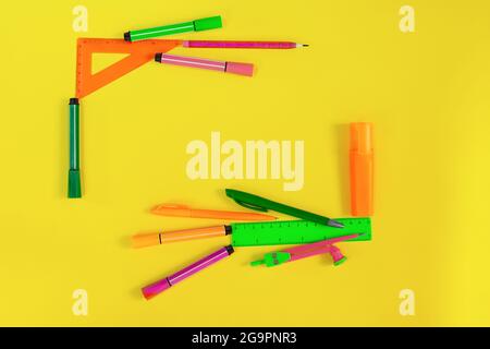 Ritorno a scuola. Telaio realizzato in cancelleria. Righelli, marcatori, marcatori, penne, bussole. Posiziona per il testo. Concetto di apprendimento. Spazio di copia Foto Stock