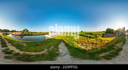 Visualizzazione panoramica a 360 gradi di Thurne, Norfolk, Regno Unito – luglio 2021. Panoramica completamente sferica senza giunture angolo di 360 gradi di Thurne Dyke su un soleggiato, Norfolk Broads