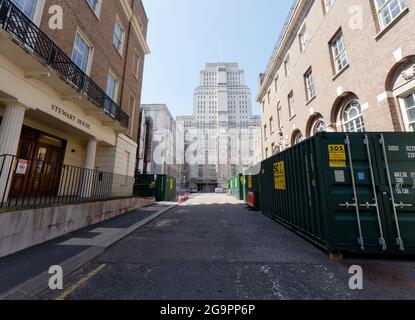 Londra, Greater London, Inghilterra, luglio 17 2021: Università di Londra admin, Stewart House e Senate House. Bloomsbury. Contenitori di stoccaggio a destra. Foto Stock