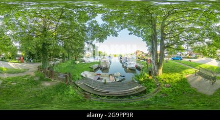 Visualizzazione panoramica a 360 gradi di Thurne, Norfolk, Regno Unito – luglio 2021. Panoramica completamente sferica senza giunture angolo di 360 gradi di Thurne Dyke su un soleggiato, Norfolk Broads